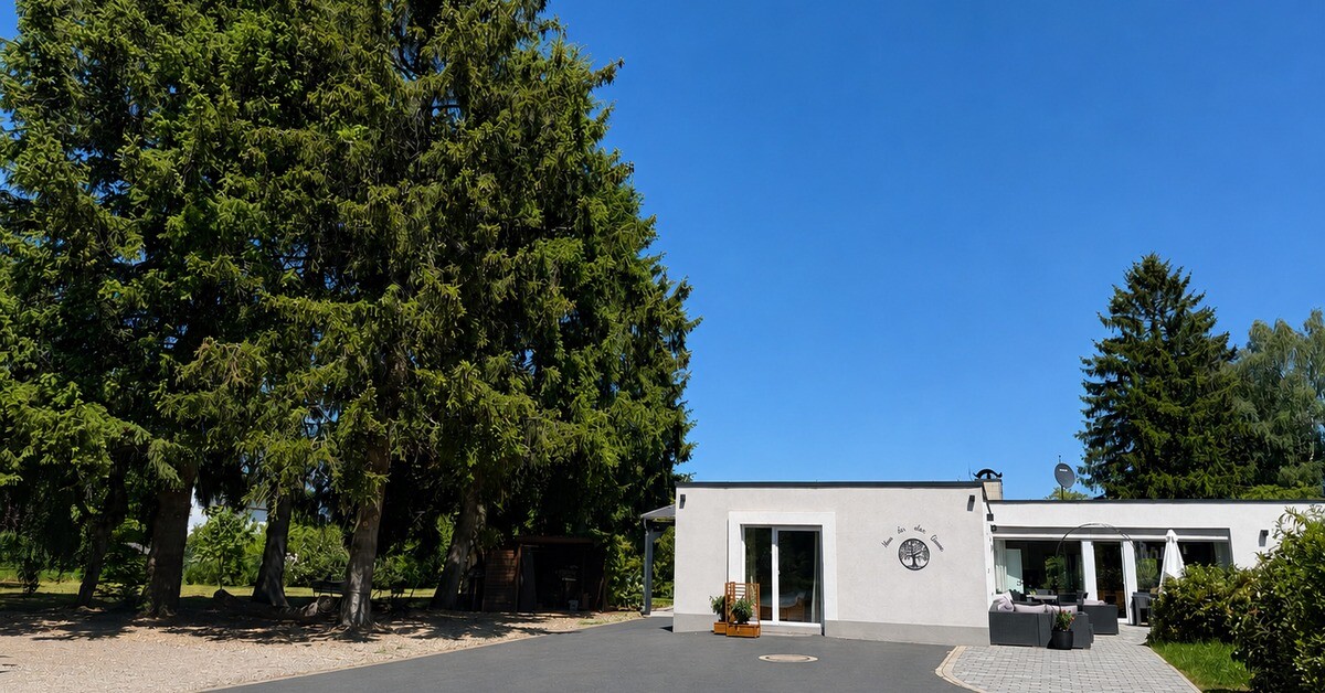 Sommerliche Außenansicht des Hauses der alten Bäume
