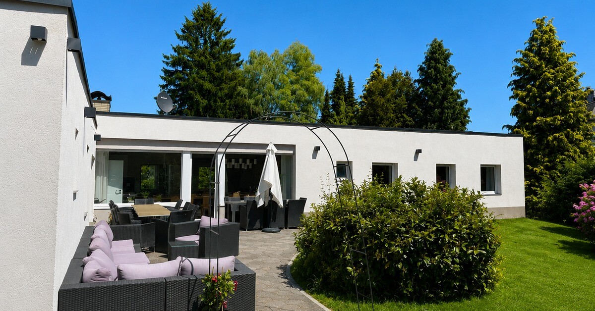 Sonnige Terrasse und Garten
