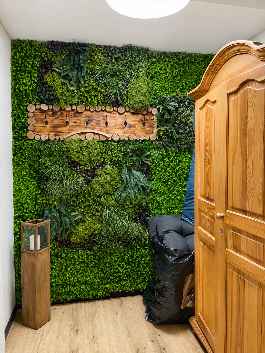 Garderobe vor einer üppigen grünen Pflanzenwand