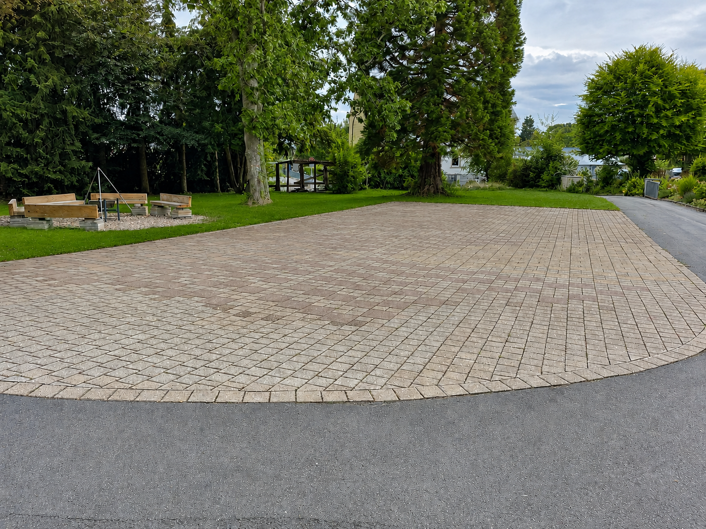 Großzügige Parkfläche neben der Grillstelle