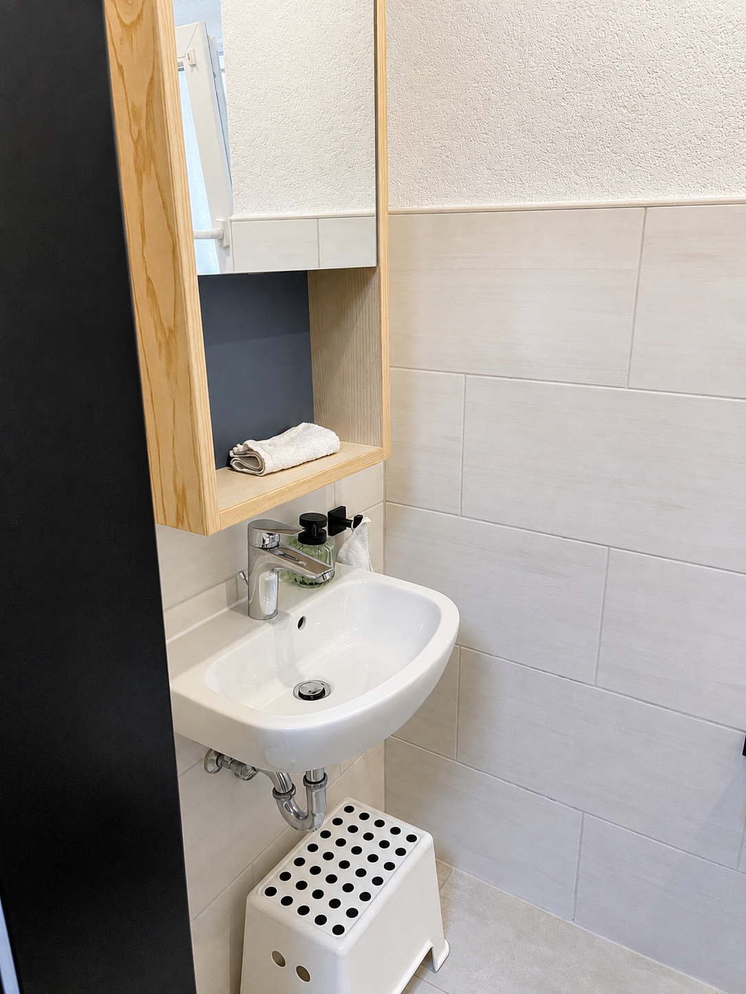 Waschplatz mit Spiegel im Gäste-WC