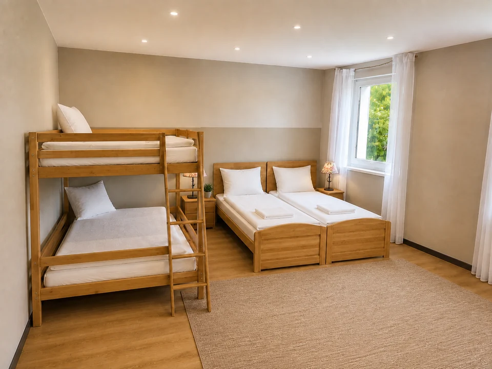 Helles Zimmer Buchenherz mit Etagenbett, zwei Einzelbetten, Teppich und floralen Leuchten