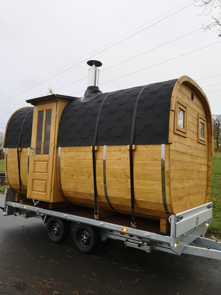 Die mobile Holzfasssauna von RelaxXL auf einem Anhänger